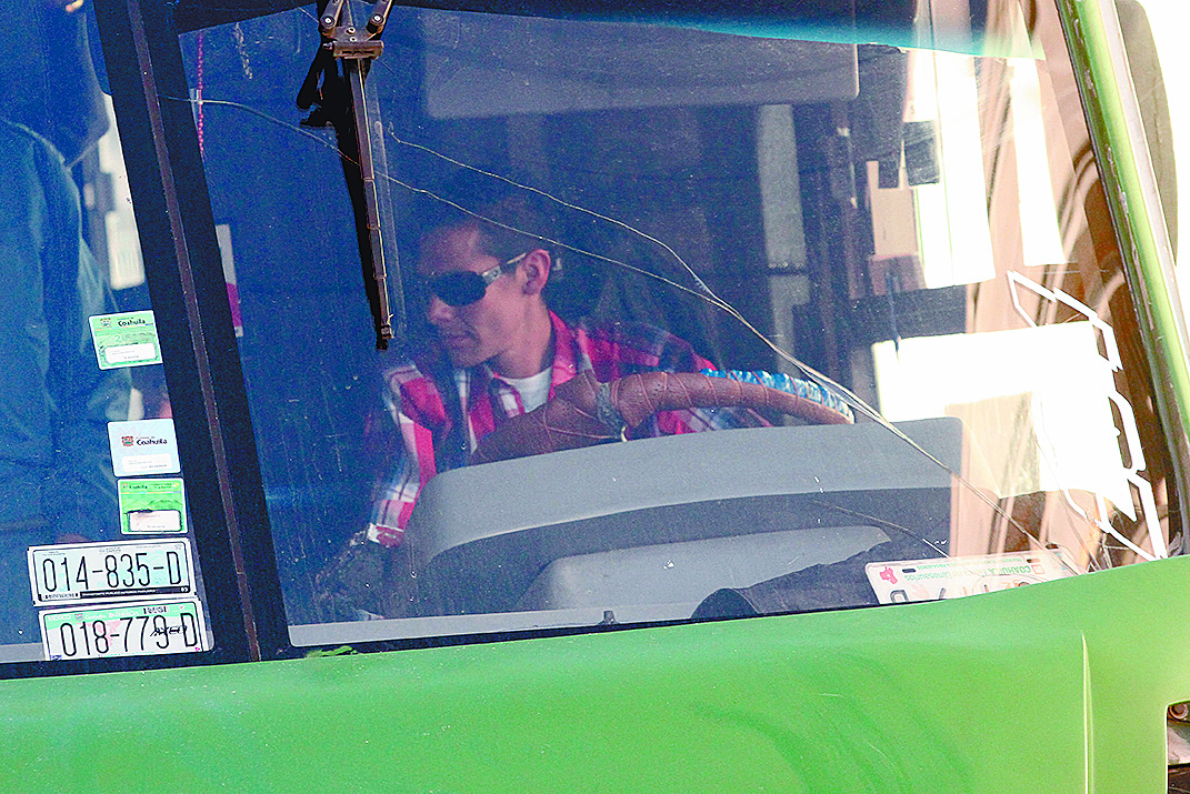 $!'Por sus pistolas', choferes aumentan tarifas del transporte urbano de Saltillo