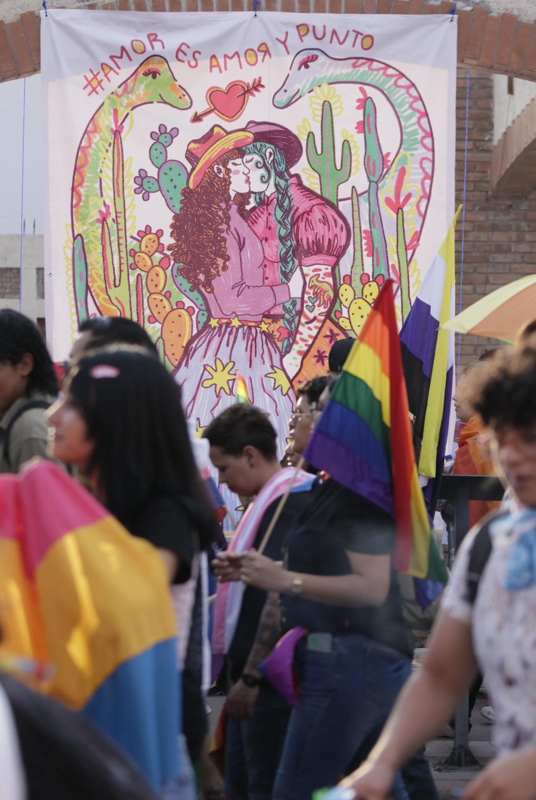 $!Comunidad LGBTTTIQ+ celebra y exige en las calles de Saltillo: ‘Todas las personas, todos los derechos’