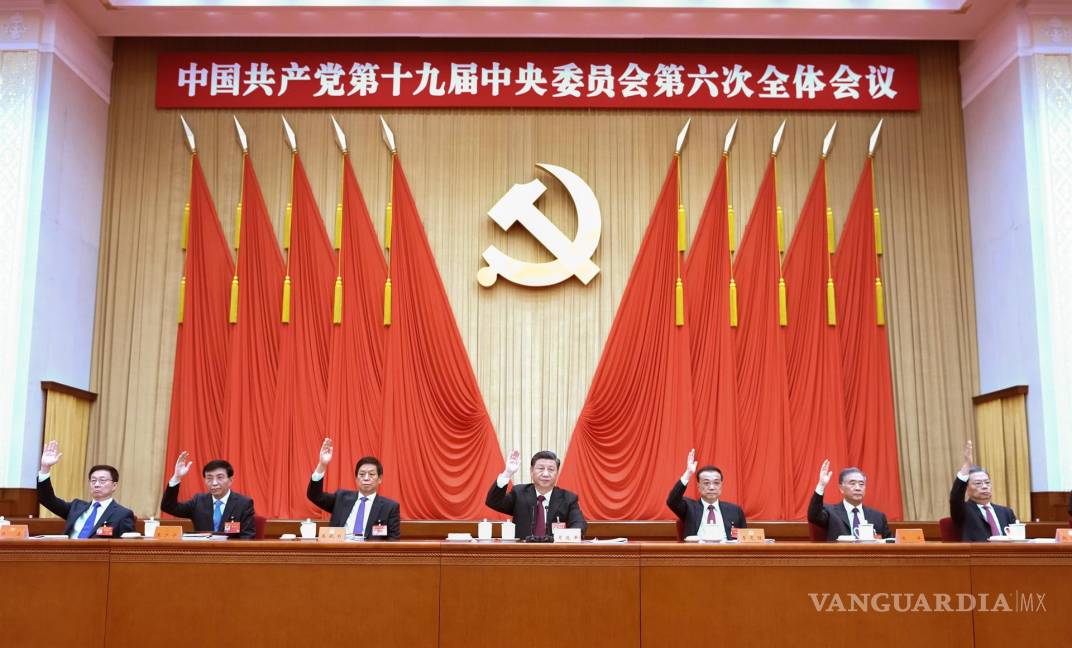 $!Una imagen publicada por la Agencia de Noticias Xinhua muestra a Xi Jinping (C), secretario general del Comité Central del Partido Comunista de China (PCCh), pronunciando un discurso en la sexta sesión plenaria del XIX Comité Central del PCCh en Beijing, China. EFE/EPA/Ju Peng/Xinhua