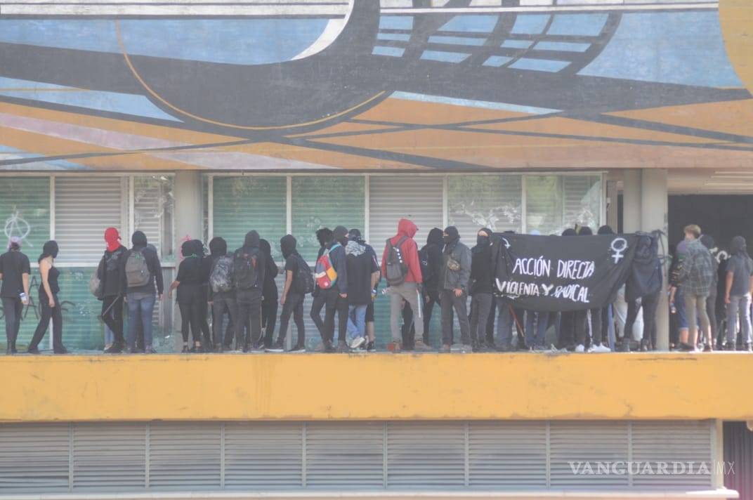 $!Incendian encapuchados Rectoría de la UNAM