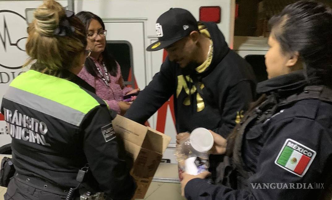 Regalan café y pan policías municipales en el exterior de la Clínica 1 del IMSS de Saltillo