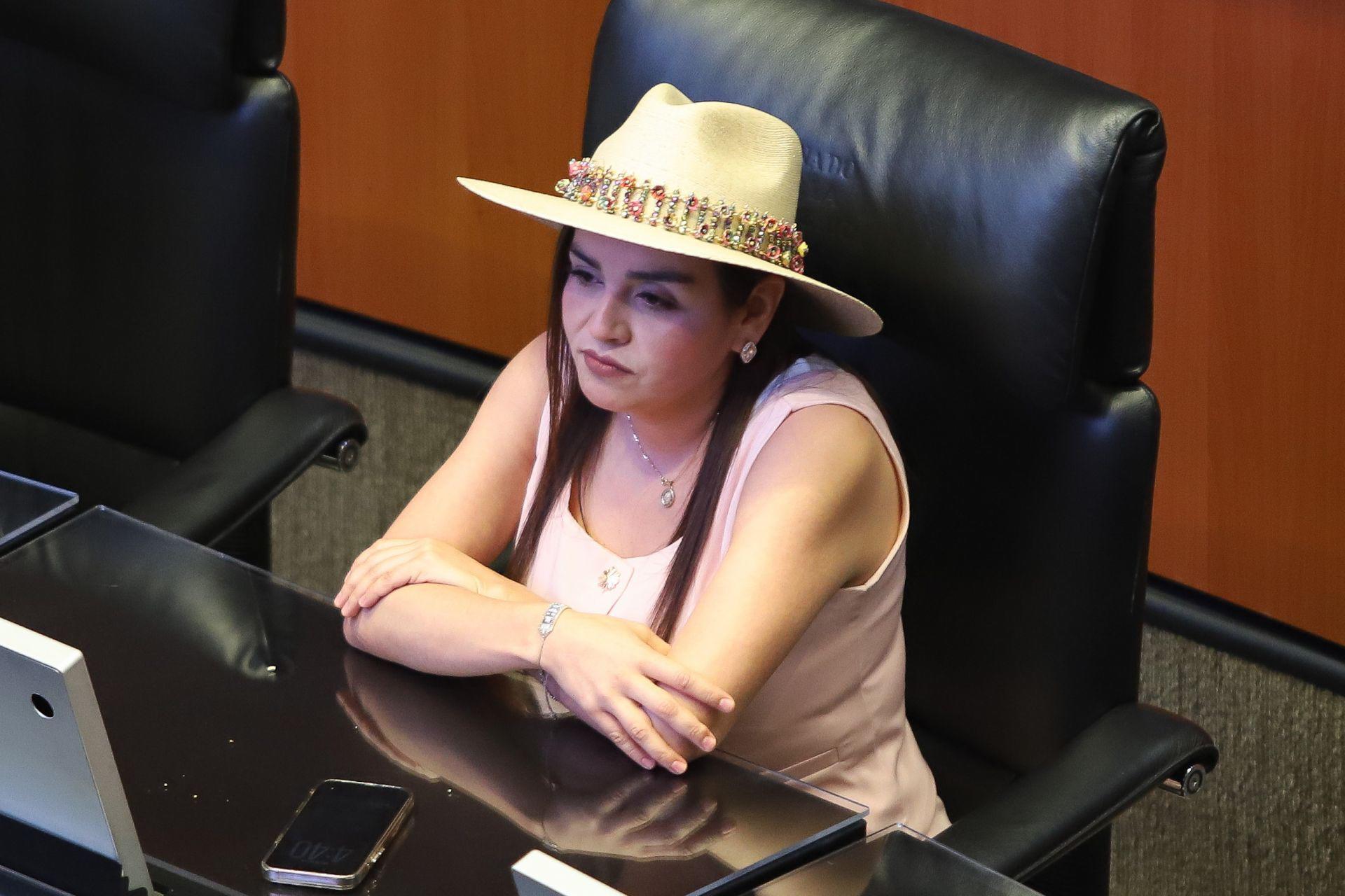 Grecia Quiroz visita el Senado, pero Morena la recibe coreando ‘¡Morón!’