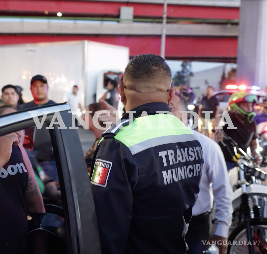 $!Policías municipales dialogaron con la conductora y le pidieron retirarse para evitar mayores conflictos durante la protesta.