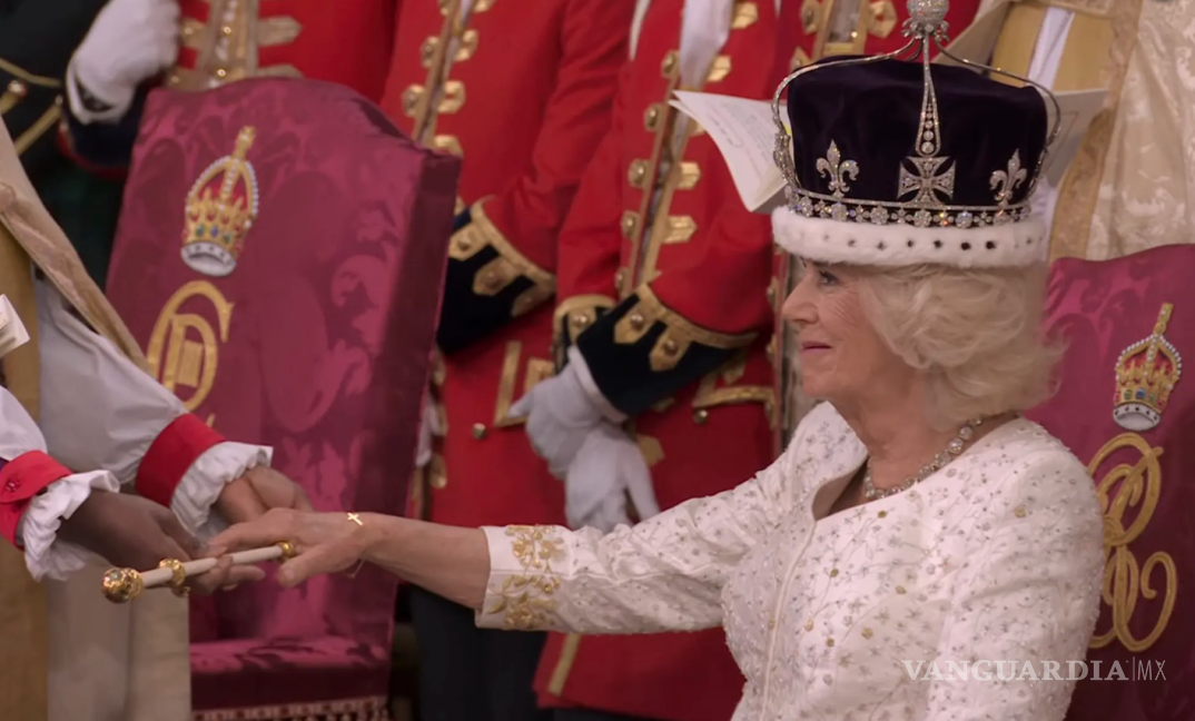 $!La reina Camila sonríe cuando le otorgan la corona de la reina María para su investidura.