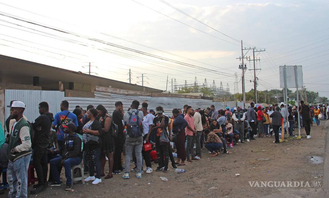 $!Migrantes hacen fila para ingresar al 'Centro Multiservicios' este viernes, en Tapachula, Chiapas (México).