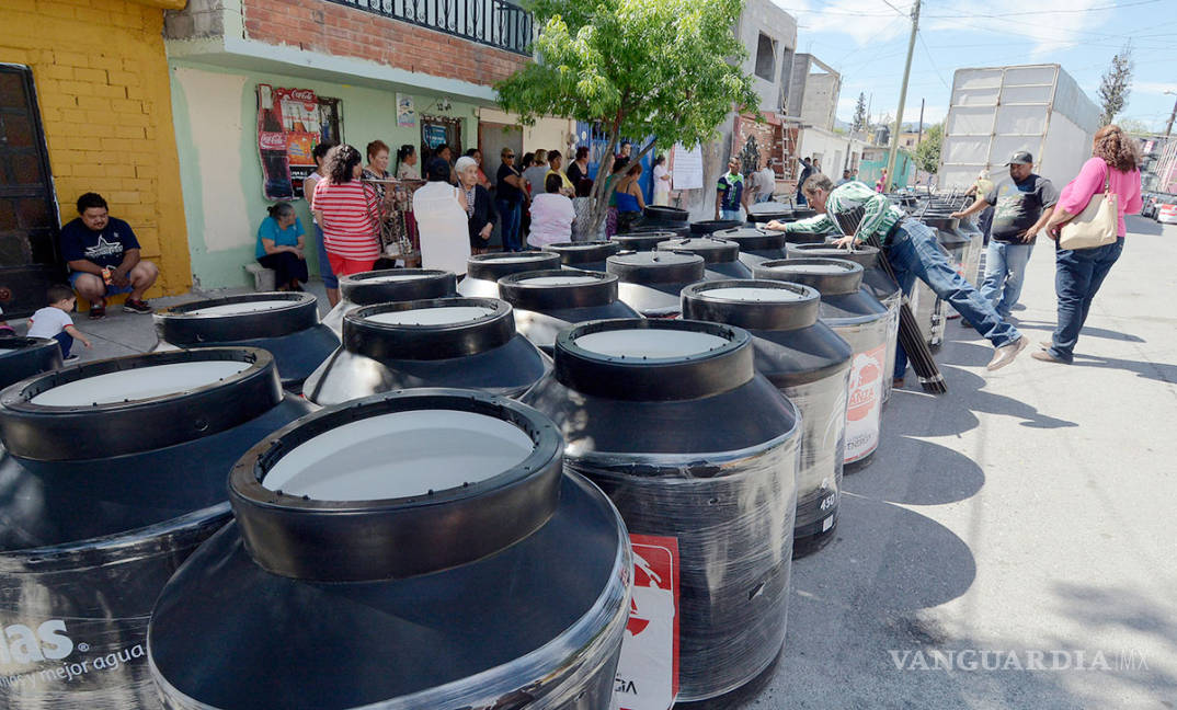 $!Entregan más de 90 tinacos en la colonia Centenario de Saltillo