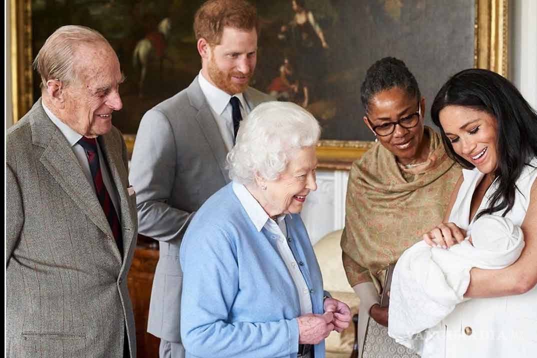 $!La reina Isabel tendría la custodia del hijo del Príncipe Harry y Meghan Markle