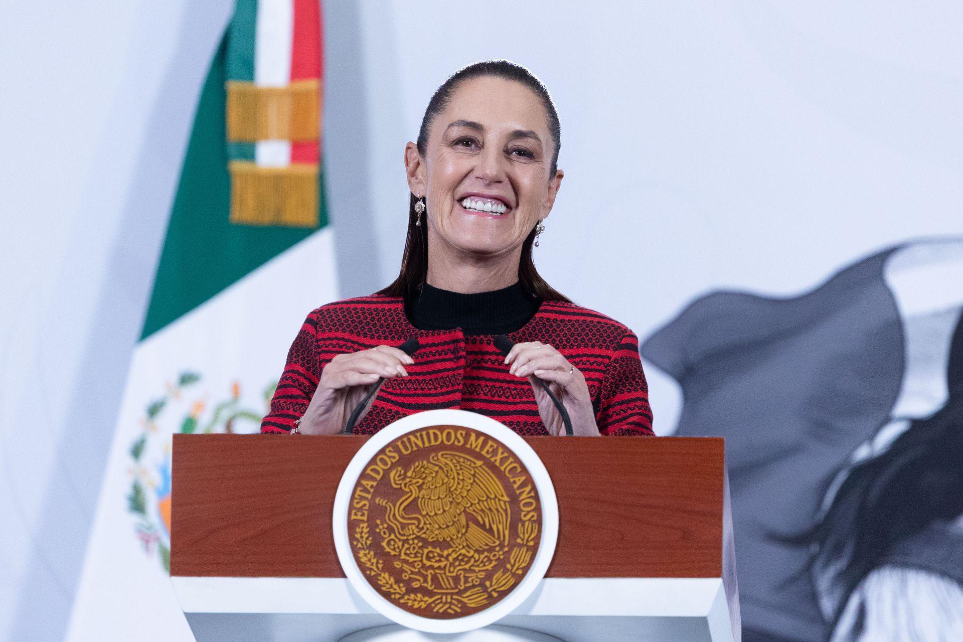 Apoyo universal en primarias públicas desde agosto de 2026, anuncia Sheinbaum; refuerzan becas y planes