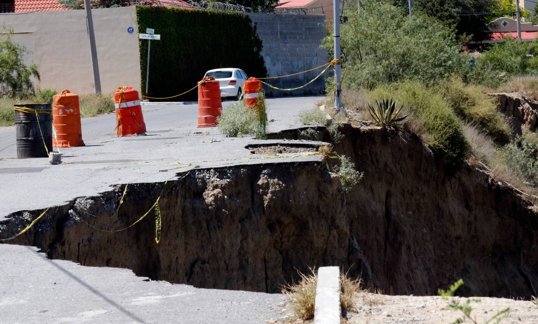 Se 'echan la pelotita' en Saltillo por daños en calle causados por arroyo