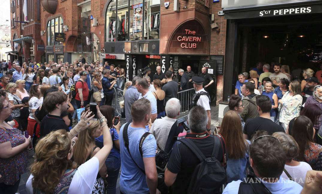 $!Sorprende McCartney con concierto gratuito en el famoso Cavern Club de Liverpool