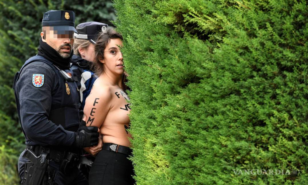 $!Semi desnudas, activistas de Femen irrumpen en un acto pro Franco en Madrid