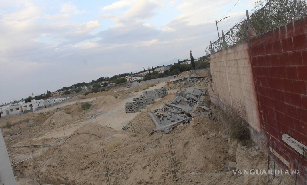 Albañiles terminan heridos al caerles una barda encima, en Saltillo