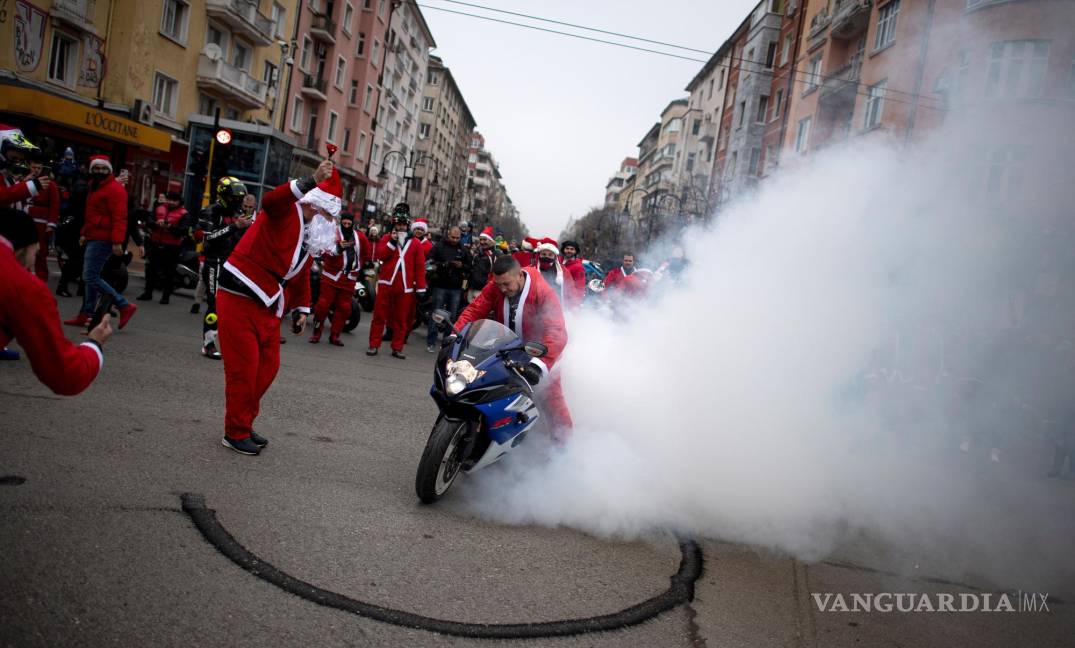 $!Los miembros de Sofia Riders vestidos como Papá Noel durante su tradicional recorrido navideño por las calles de Sofía, Bulgaria. EFE/EPA/Vassil Donev