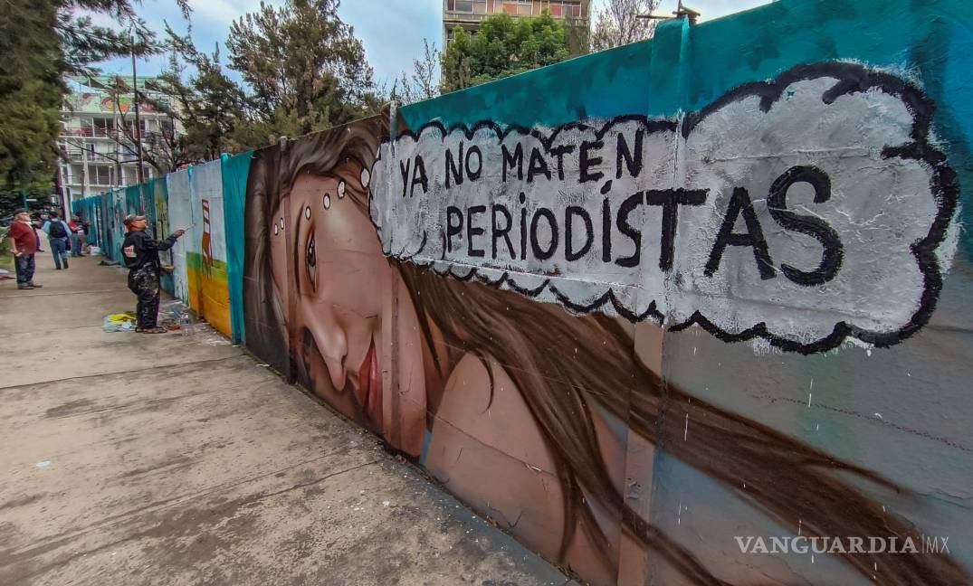 $!Artistas pintan un mural en contra de los asesinatos de periodista en Ciudad de México (México). EFE/Isaac Esquivel