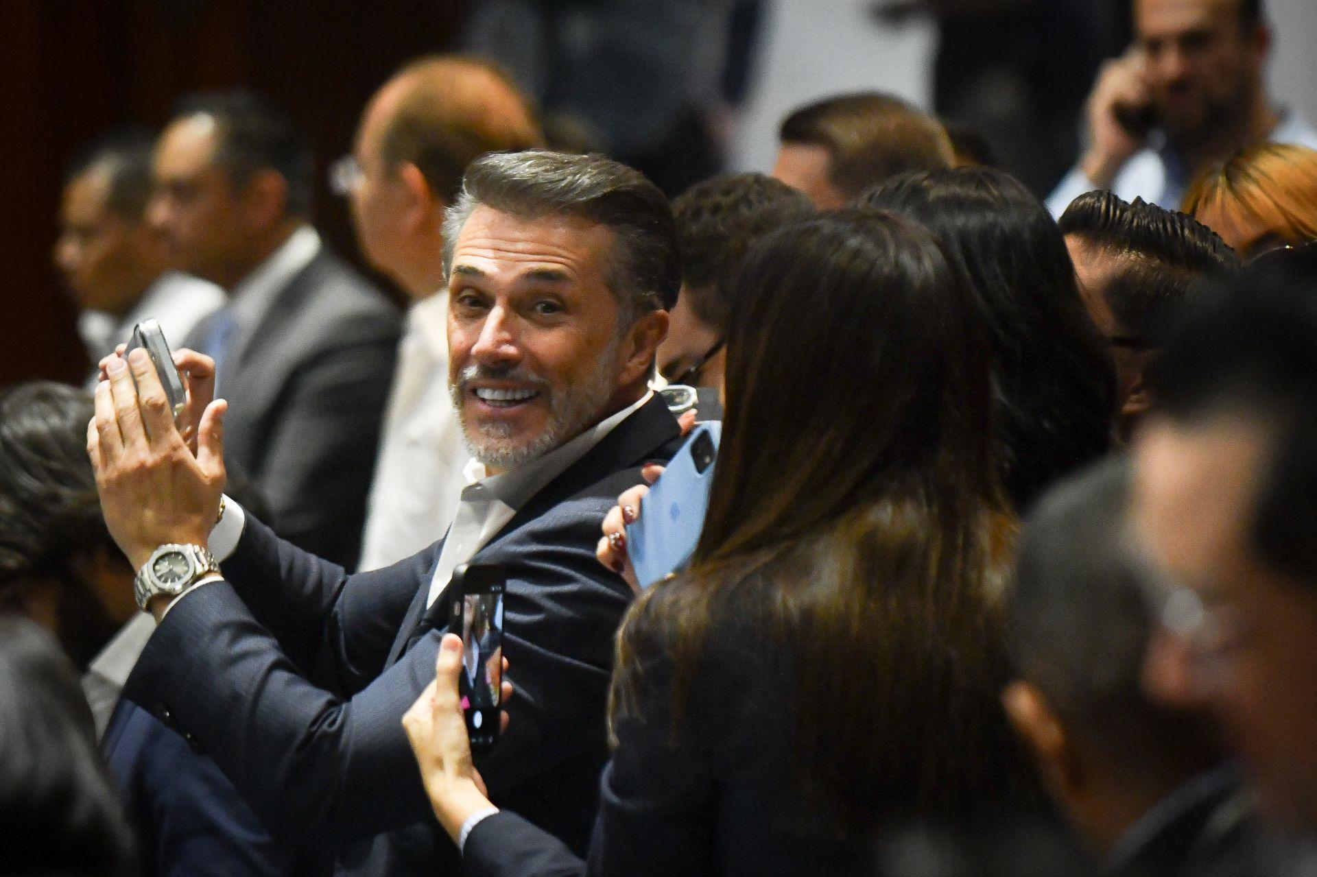 Sergio Mayer presenta renuncia irrevocable de Morena