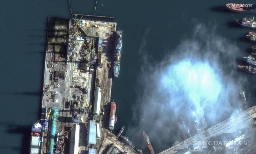 $!Imagen satelital tomada por Maxar Technologies el pasado 5 de diciembre del lugar donde se hallaba el barco ruso en Feodosia.
