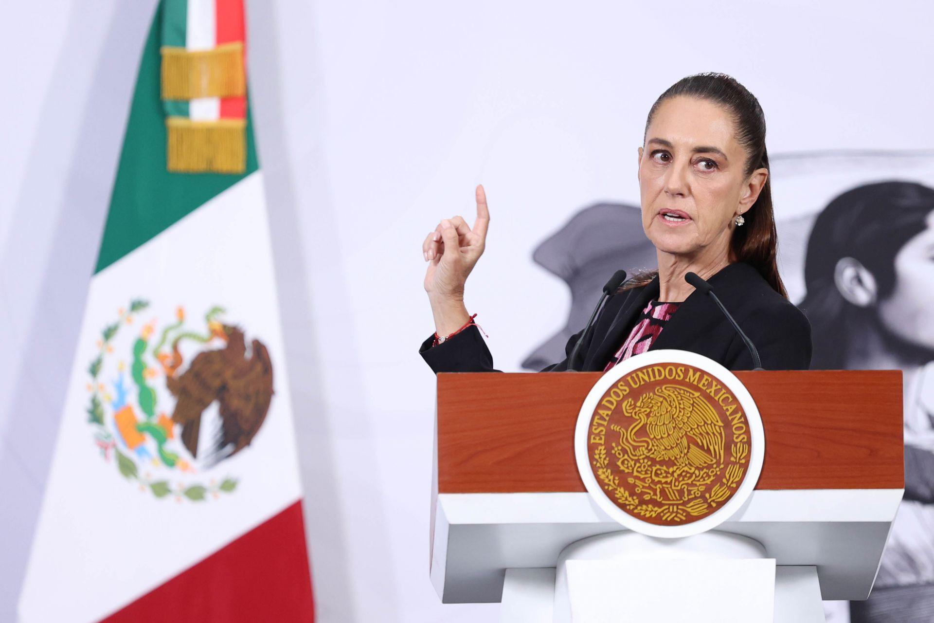 Sheinbaum defiende becas escolares y afirma que deben cubrir alimentación, vestido y lo básico