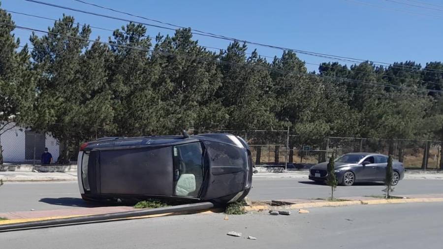 El exceso de velocidad provocó que el conductor perdiera el control y subiera al camellón central.