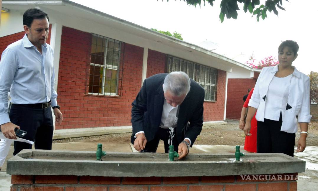 Alcalde de Torreón entrega cisterna a la primaria Habib Estéfano