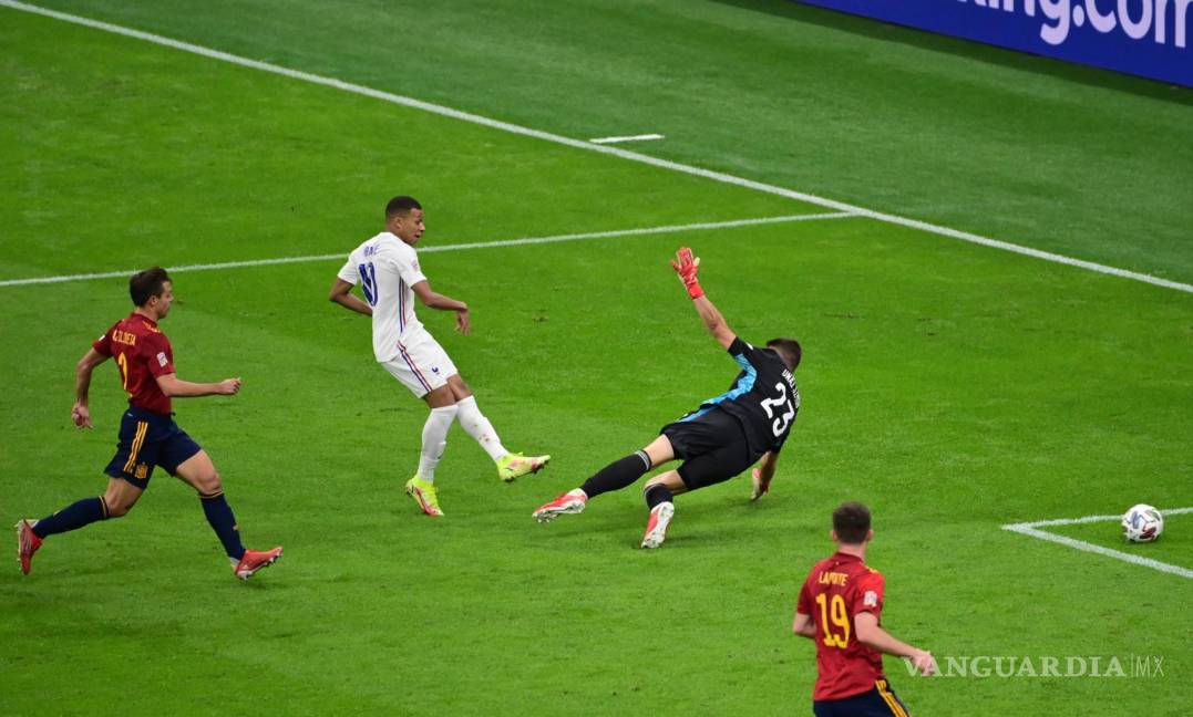 $!Al intentar interceptar el pase de Théo Hernández en el minuto 80, el defensa español Eric García metió a Kylian Mbappé en juegoa