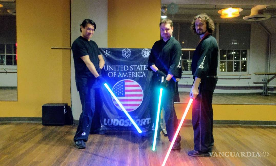 'Si un Jedi quieres ser, a clases de sable láser ir debes'