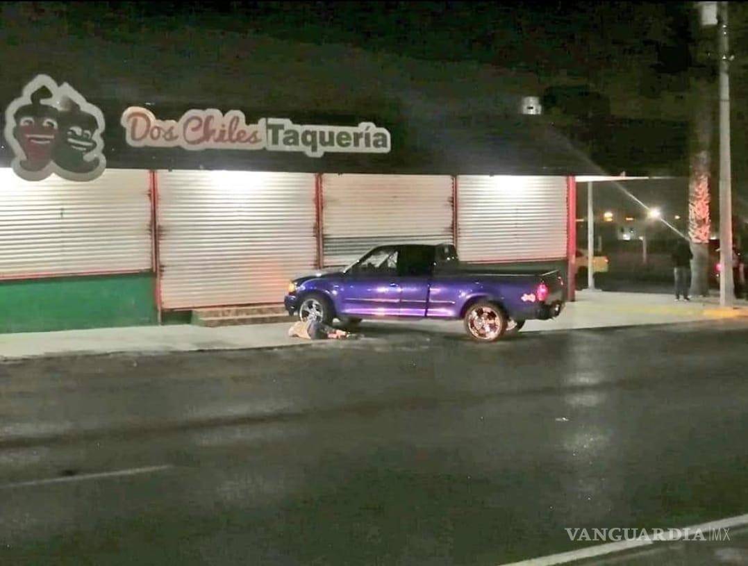 $!Se acercó una camioneta roja, de la que bajaron dos pistoleros, quienes dispararon por ambos lados de la camioneta de las víctimas