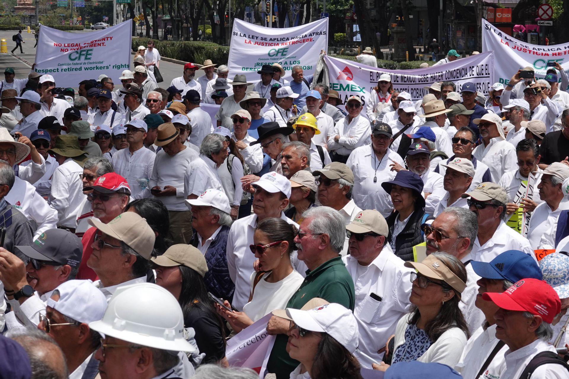 ‘Mi pensión es ganada’: jubilados toman calles en CDMX y NL por recorte y tope a pensiones