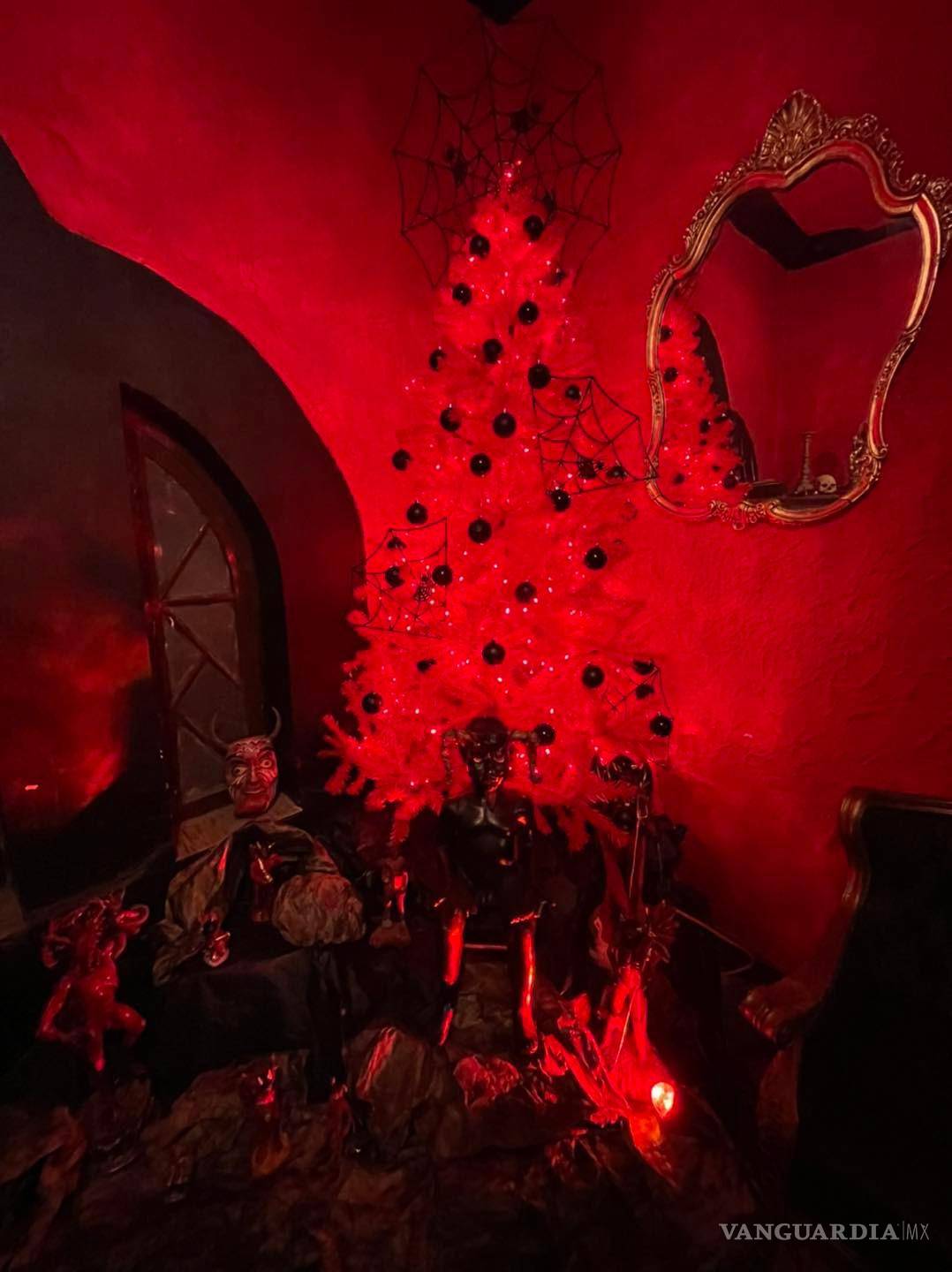$!Saltillo: ¿Navidad o ‘Navidarks’? Así es el pino del Museo del Horror