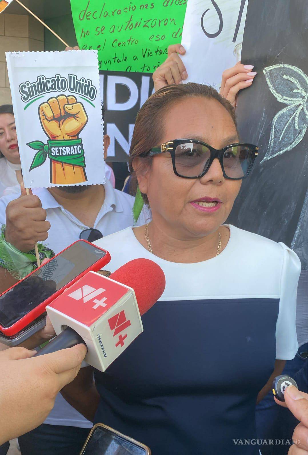 $!Bajo el liderazgo de su dirigencia, los trabajadores sindicalizados demandaron transparencia en los procesos administrativos y denunciaron un clima de hostigamiento que, aseguran, se ha extendido durante semanas.