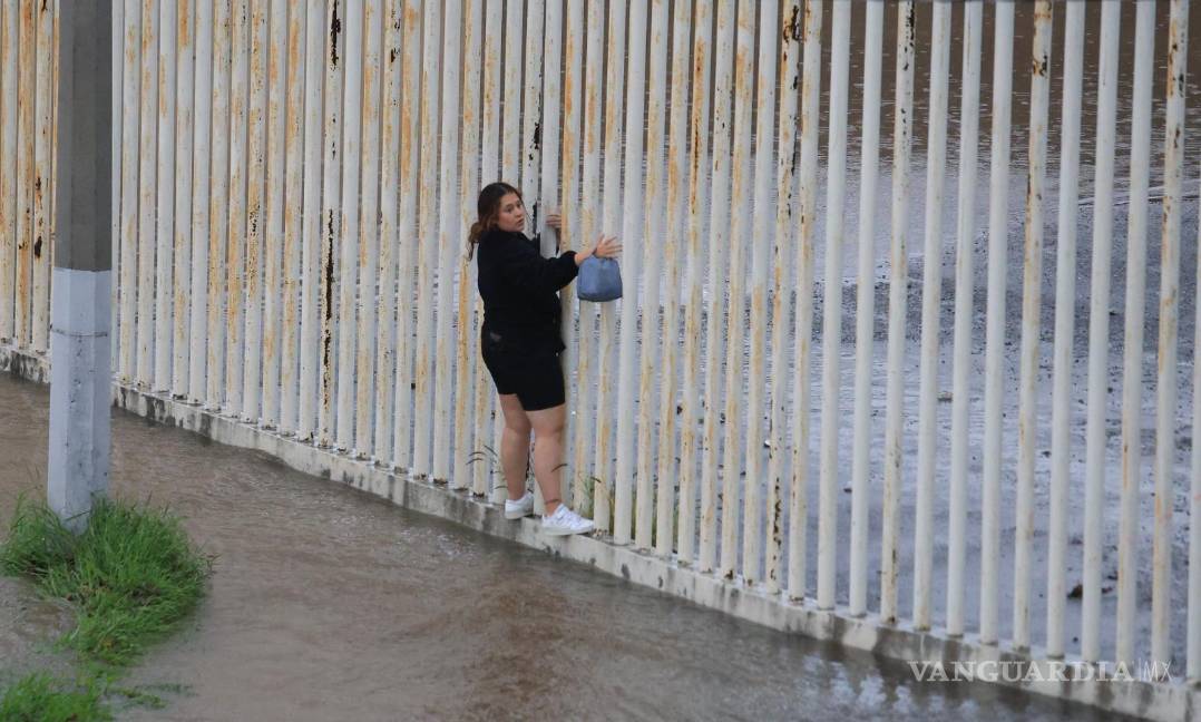 $!Banquetas de colonias del sur de la ciudad quedaron bajo el agua.