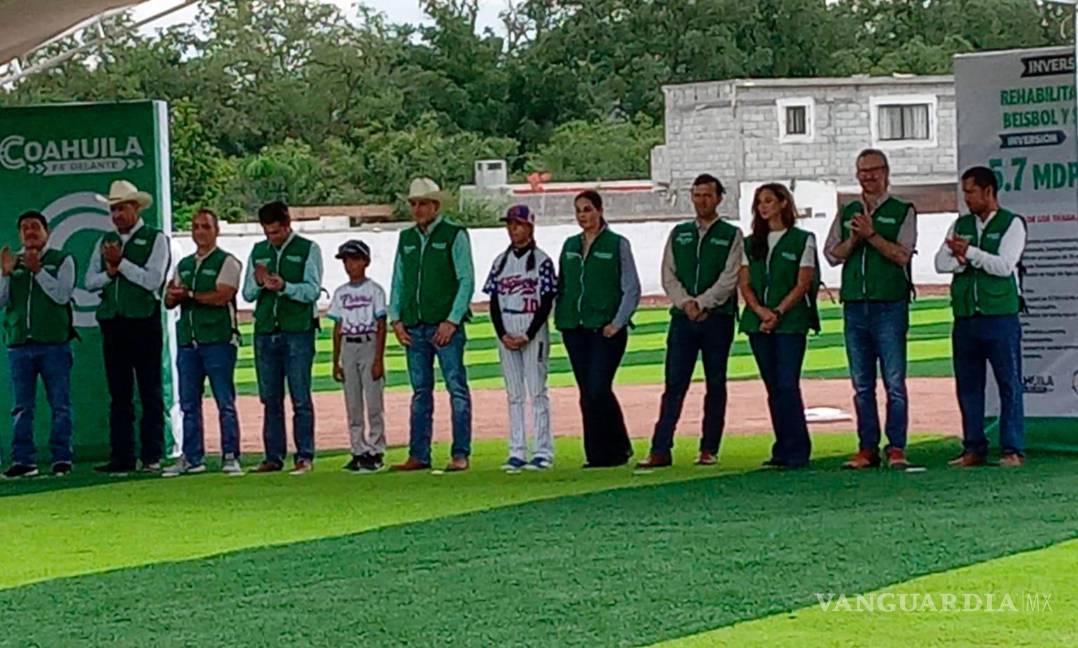 $!El gobernador Manolo Jiménez Salinas inauguró el campo de béisbol Parras 91, luego de trabajos de rehabilitación y modernización por 5.7 millones de pesos.