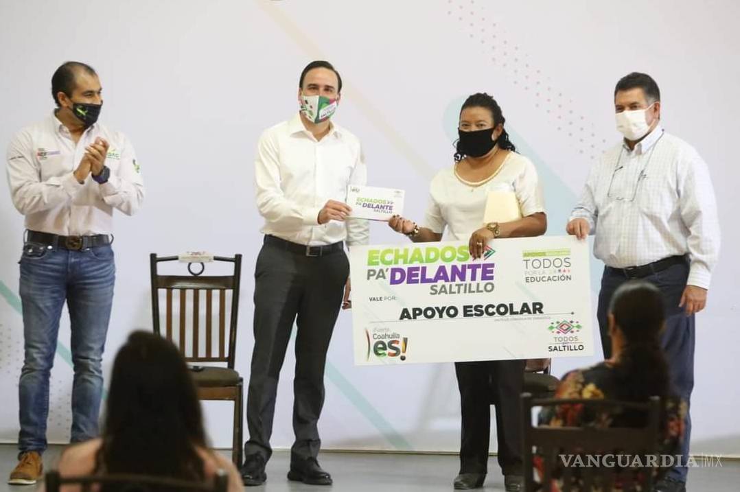 $!Entrega apoyos a alumnos de bachillerato