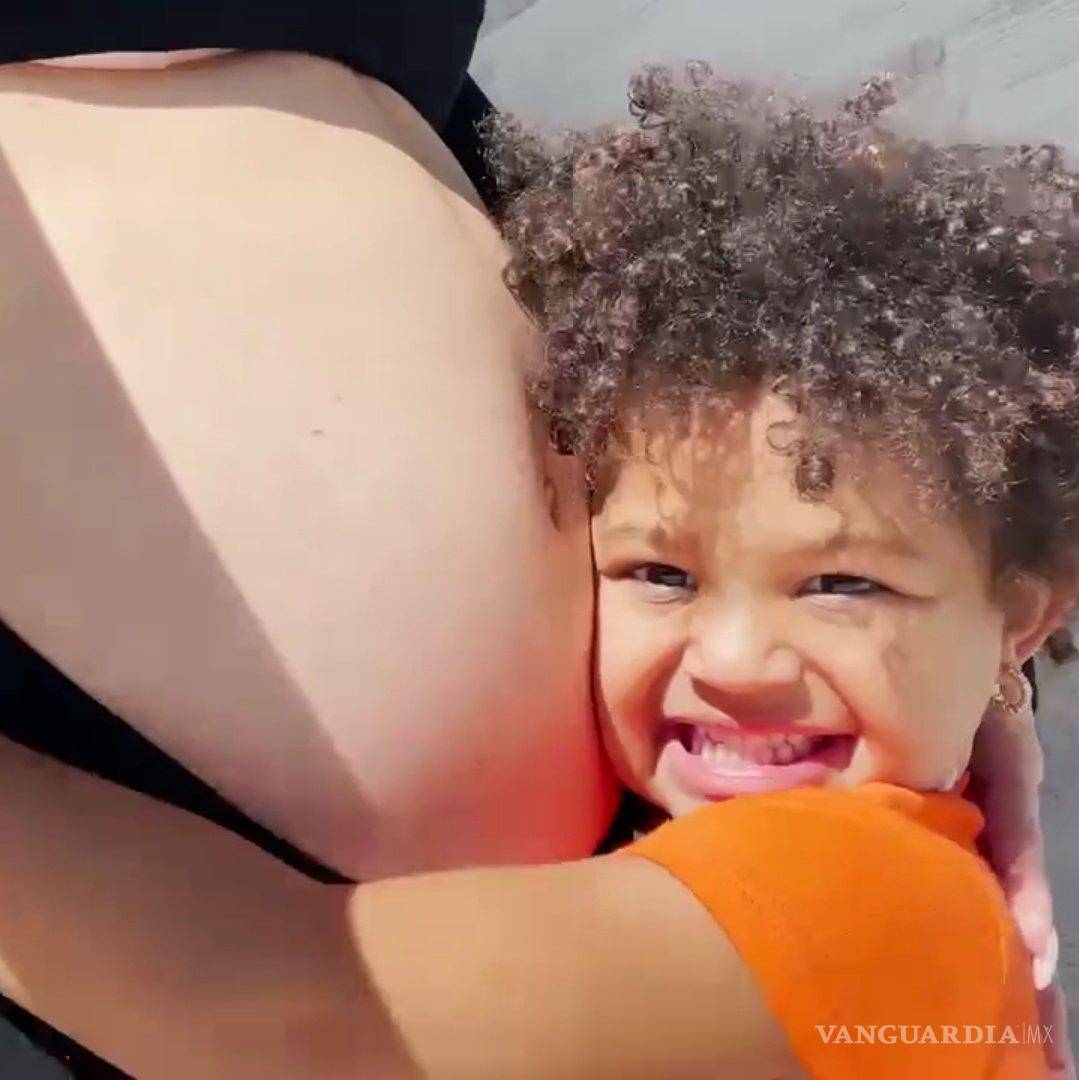 $!El video finaliza con Kylie Jenner posando con pocos meses de embarazo y su hija mayor, Stormi Webstar, abrazándola