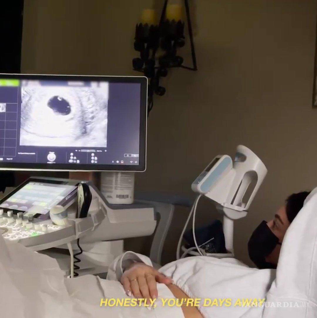 $!El clip también cuenta con imágenes y clips de los primeros ultrasonidos de Jenner