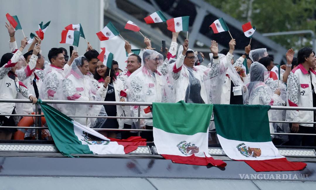 $!La lluvia no detuvo el paso de la delegación mexicana por el Río Sena.