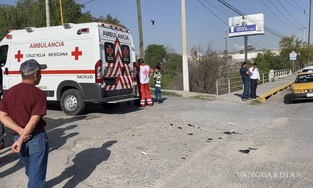 Taxista derriba de moto a dos jóvenes en bulevar de Saltillo