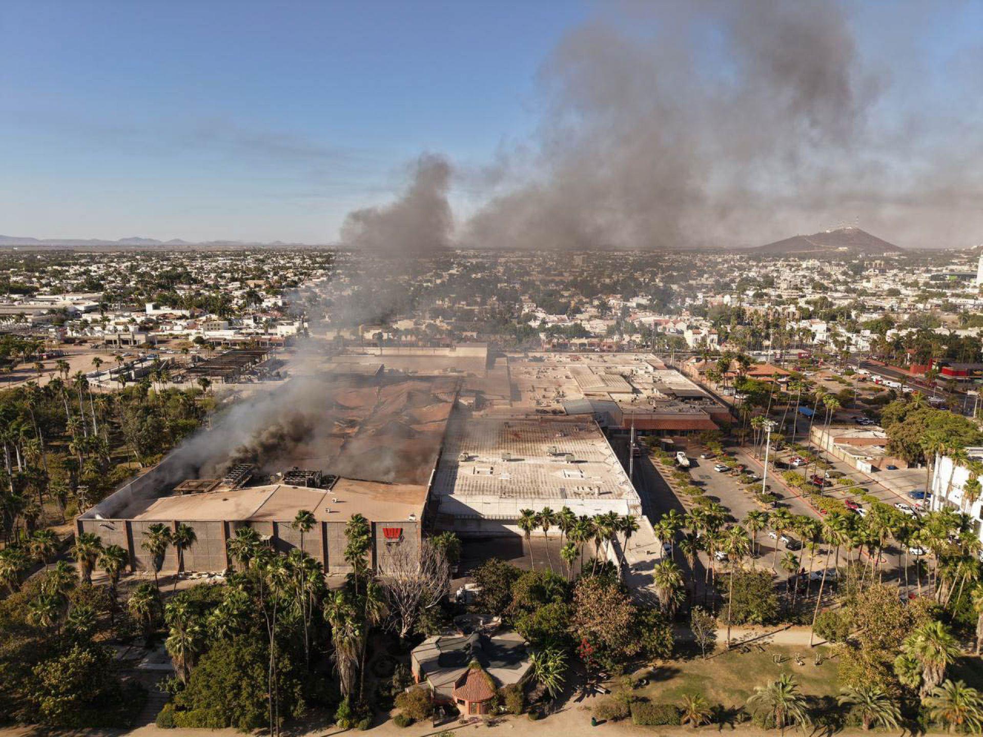 Voraz incendio en Plaza Fiesta Las Palmas en Los Mochis deja cinco muertos y casi 40 heridos