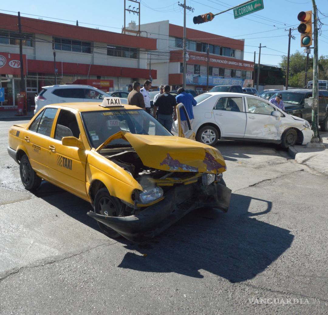 $!Camión de ruta protagoniza choque al norte de Saltillo