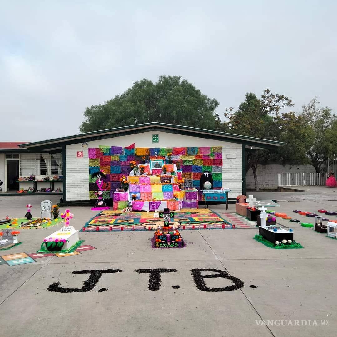 $!¿Ya viste estos altares en Saltillo? Dedicados a familiares, Walt Disney, Juan Gabriel, Cri-Cri y más (Fotos)