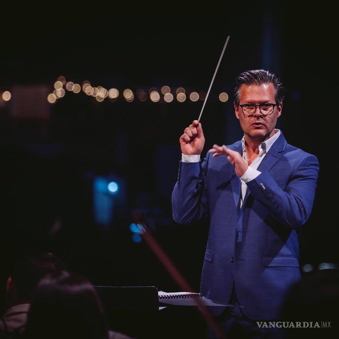 $!Natanael Espinoza, director de la OFDC, subió al escenario a tocar una pieza.