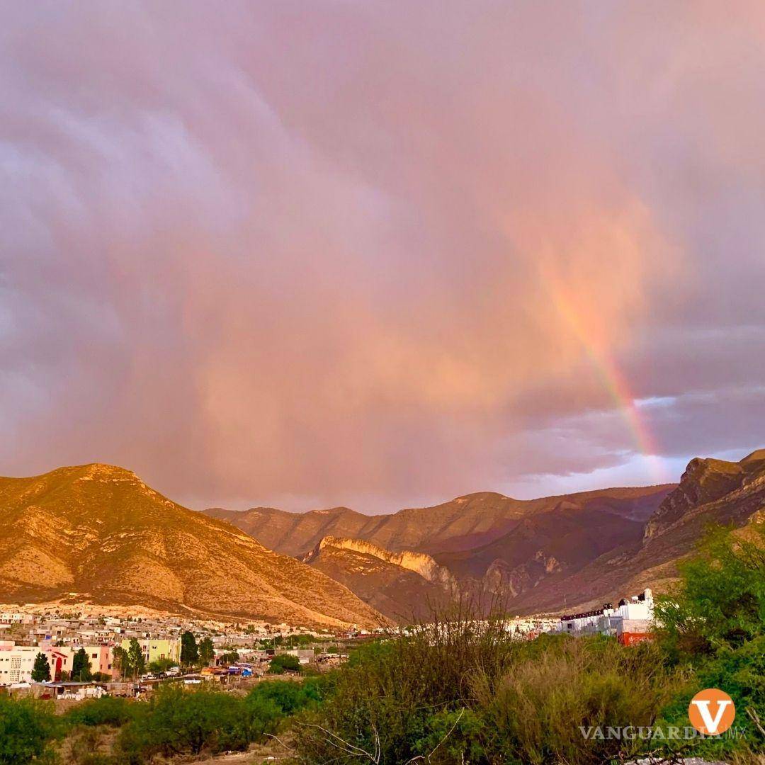 $!Saltillenses celebran que lluvia ayudara a control de incendios; ¿respuesta a oraciones?
