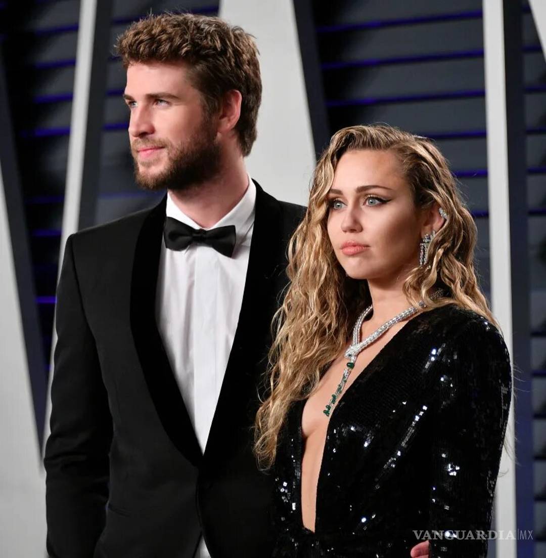 $!Captan a Miley Cyrus echándole una mirada matadora a Hemsworth (Fotos)