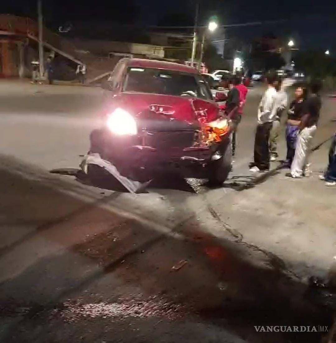 $!La camioneta fue empujada por los jóvenes tras el choque.