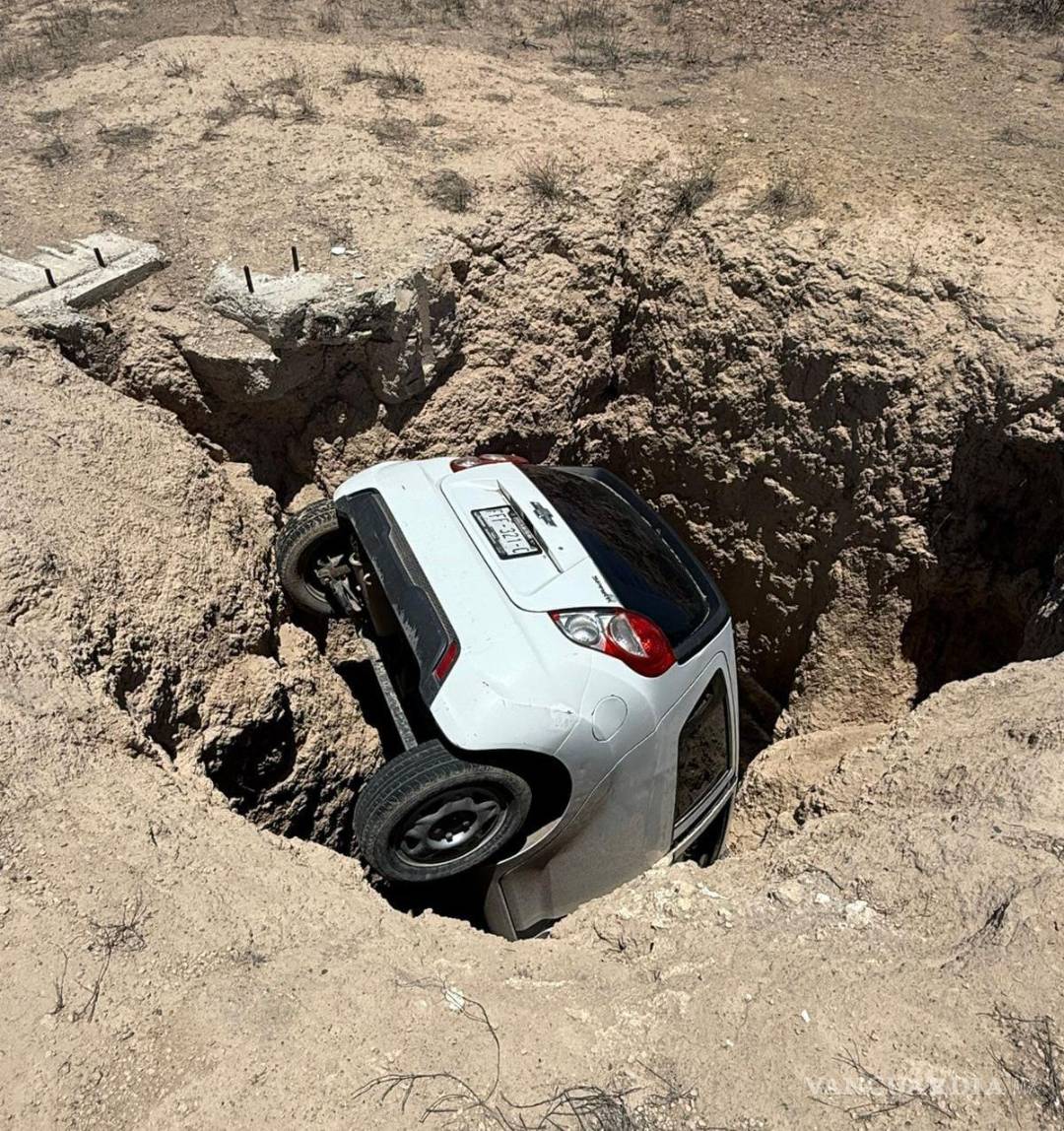 $!Las fuertes lluvias habrían provocado que la camioneta quedara atorada en la noria.