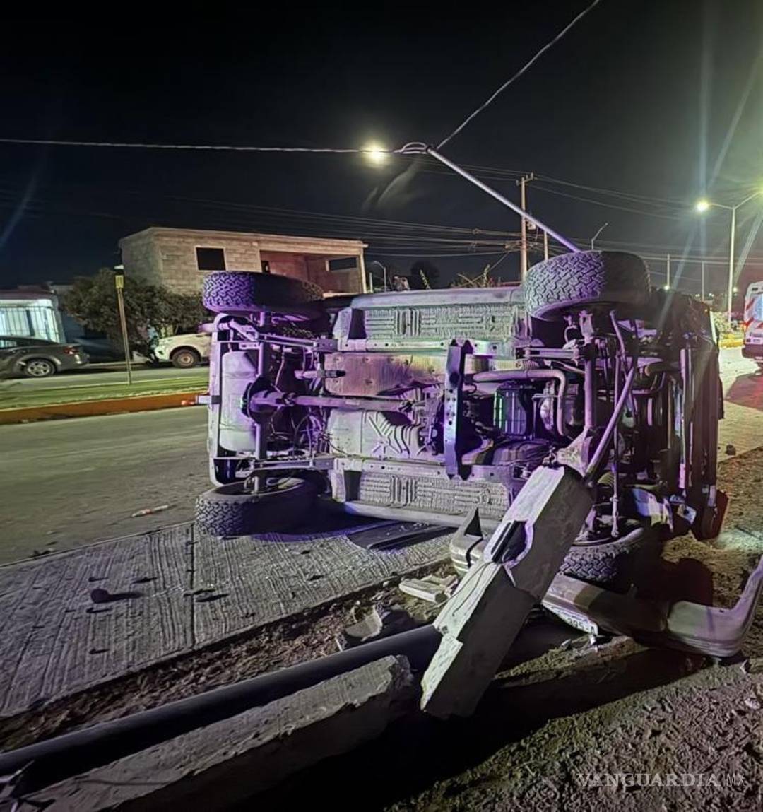 $!El vehículo quedó recostado a un costado de la calle Óscar Flores Tapia, en la colonia El Cura.