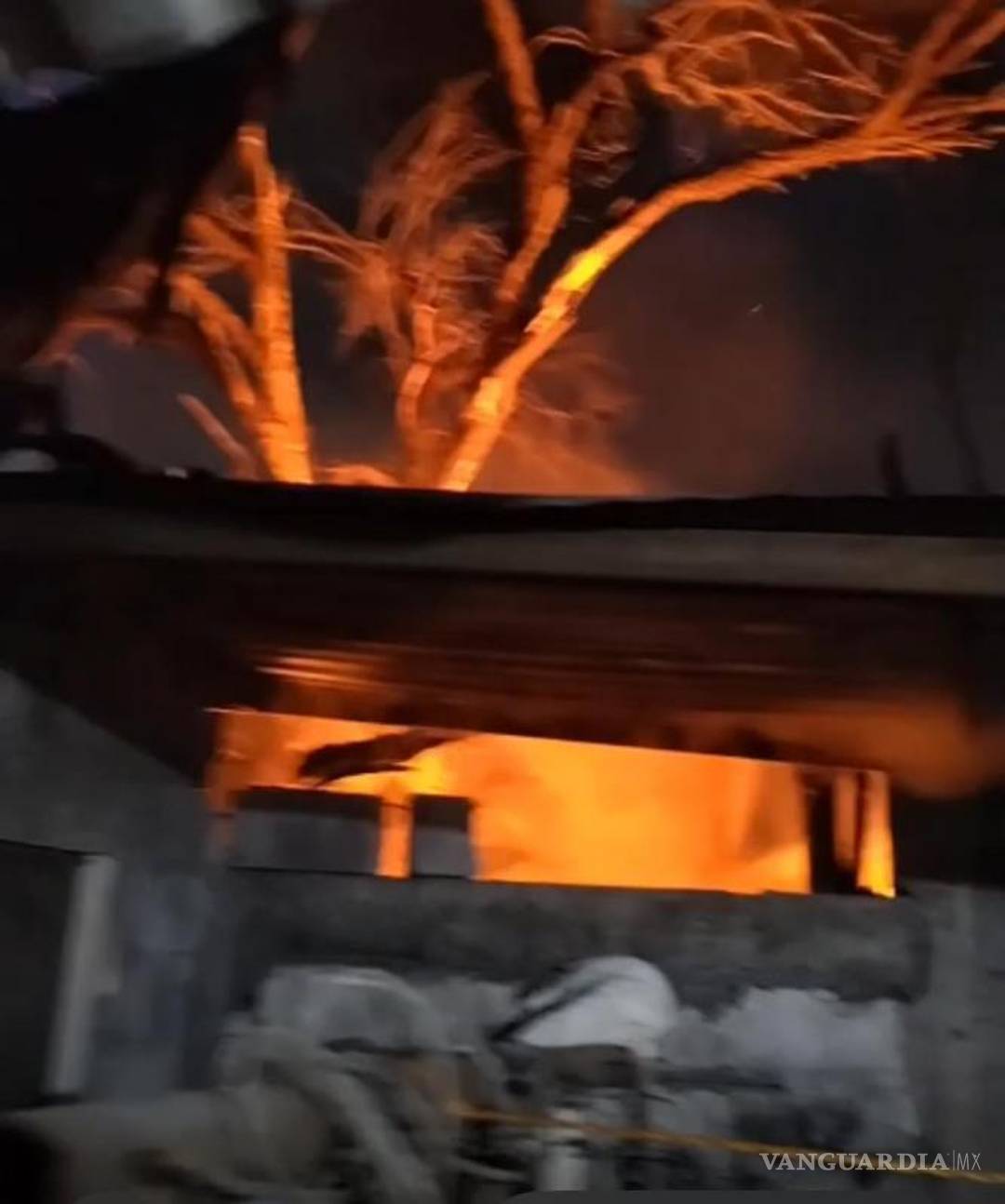 $!Incendio en vivienda donde acumulaban chatarra deja un hombre sin vida, en Monterrey