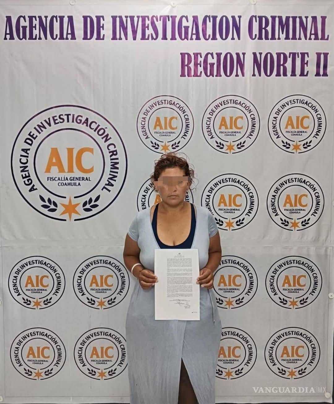 $!Una mujer fue detenida también durante el operativo de seguridad.