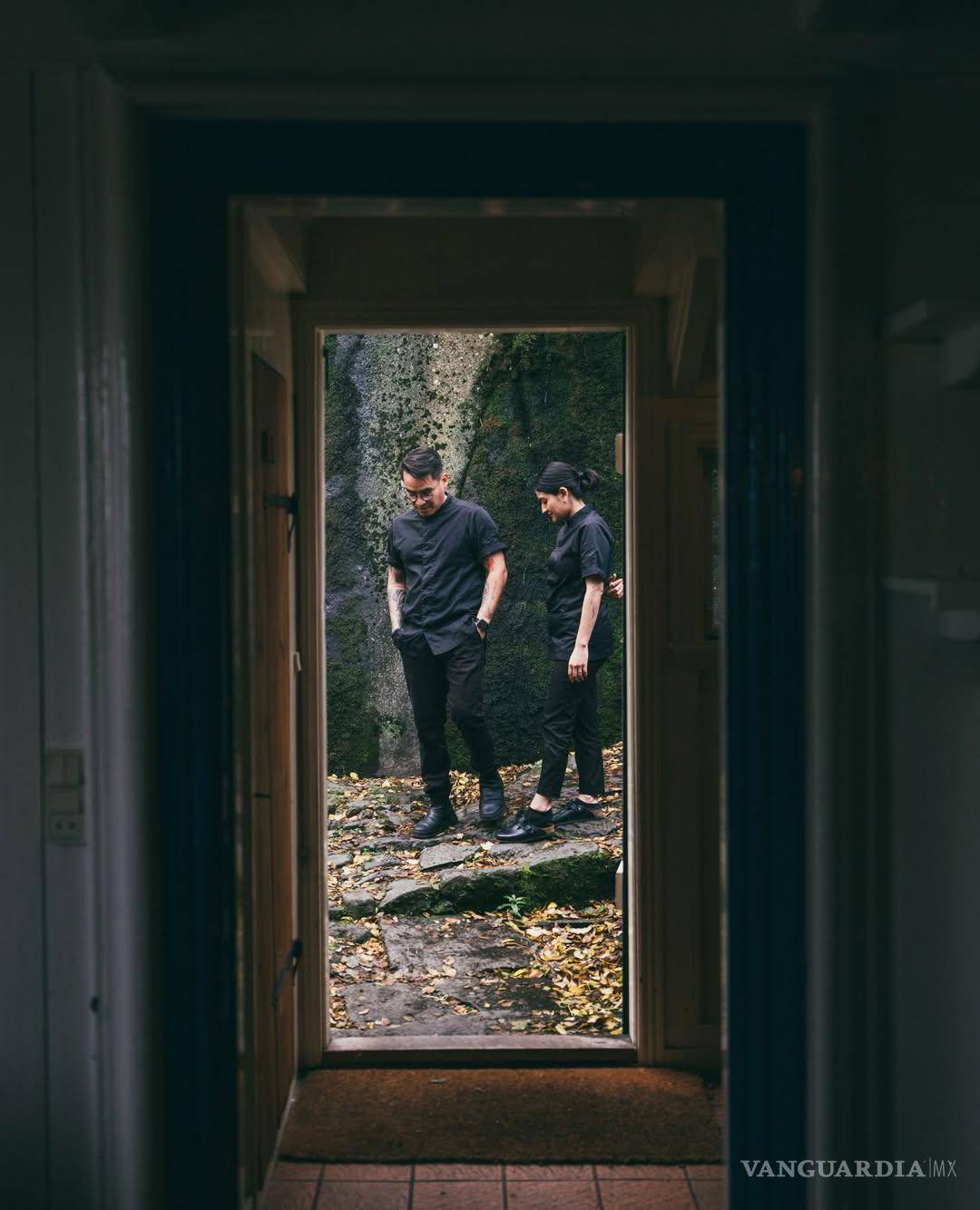 $!Dream Duo: Sebastián Jiménez y Fernanda Hernández cruzan un patio de roca húmeda. Desde 2023 forman una dupla gastronómica que de muestra que el sazón mexicano puede hacer magia los con ingredientes regionales de cualquier parte del mundo si hay talento y pasión.