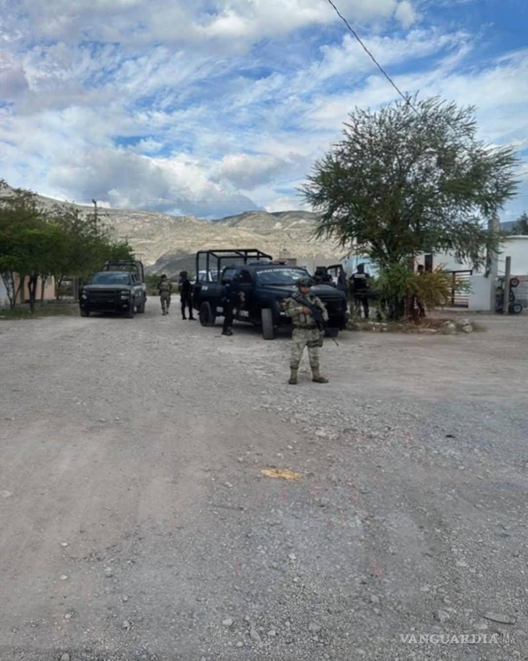 $!Efectivos de los tres órdenes de gobierno mantuvieron un perímetro de seguridad durante la ejecución del mandato judicial concedido por un juez de control.