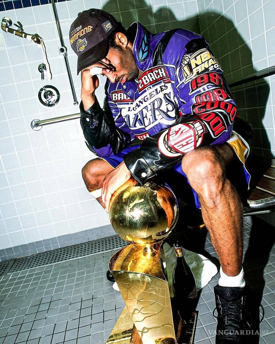 $!La icónica foto del campeonato de Kobe, pasó a la historia como una de las imágenes más populares del deporte global.